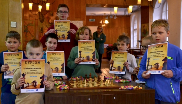 Turniej szachowy juniorów młodszych (ZDJĘCIA)
