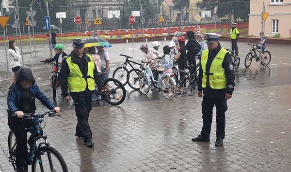 Wschowa: Policjanci egzaminowali uczniów na kartę rowerową [ZDJĘCIA]