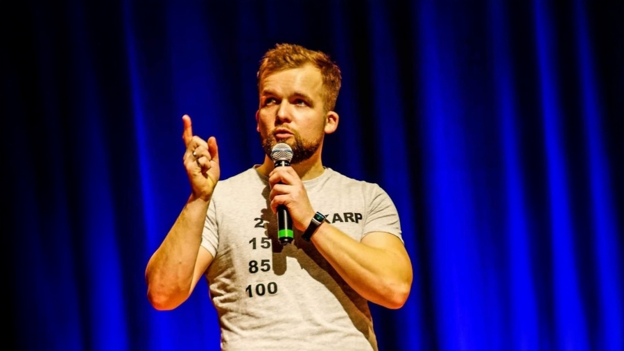 Stand-up dla Adasia. Tomasz „Karp” Bartkowiak wystąpi w Kinie Żeglarz