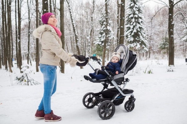 Spacer z niemowlakiem zimą — jaki wózek sprawdzi się najlepiej?