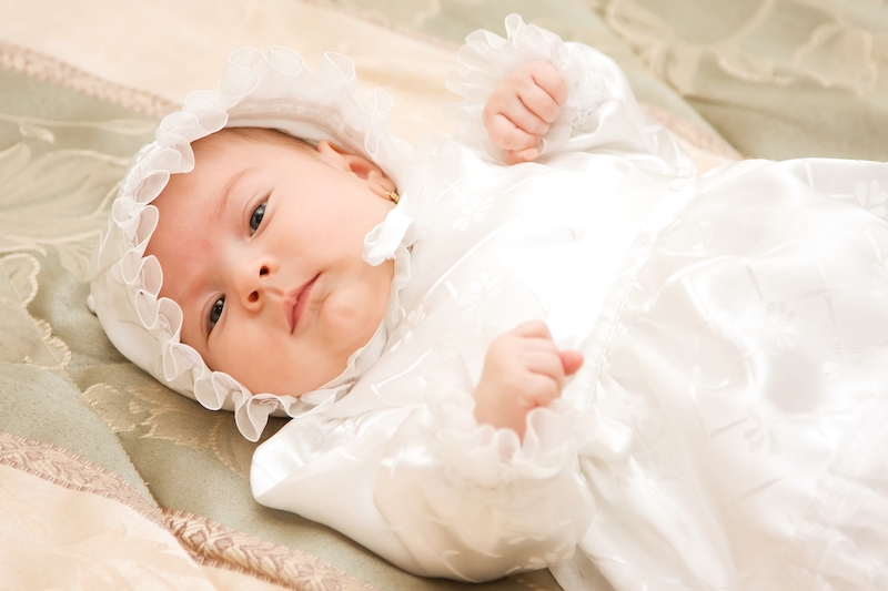 Jak dobrać odpowiednie ubrania do chrztu dla dziewczynki?