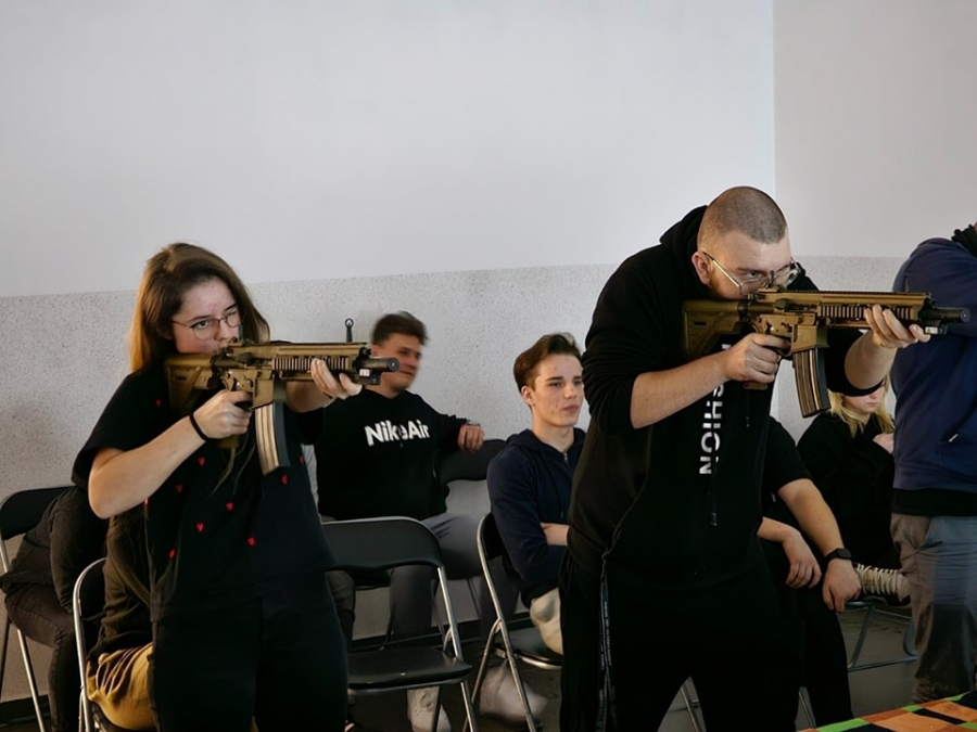 Na wirtualnej strzelnicy w Sławie odbyły się pierwsze zawody. Młodzież rywalizowała o Puchar Dyrektora (ZDJĘCIA)