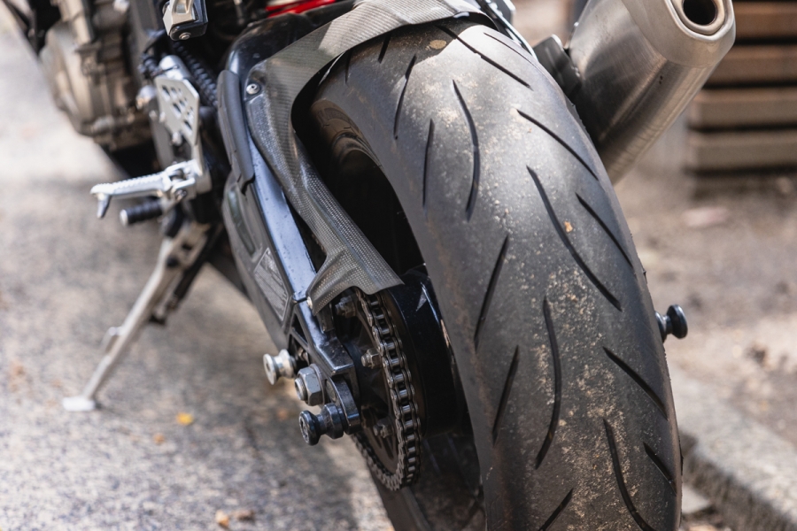 Wypadek pod Osową Sienią. 15-latkowie na motocyklu uderzyli w znak