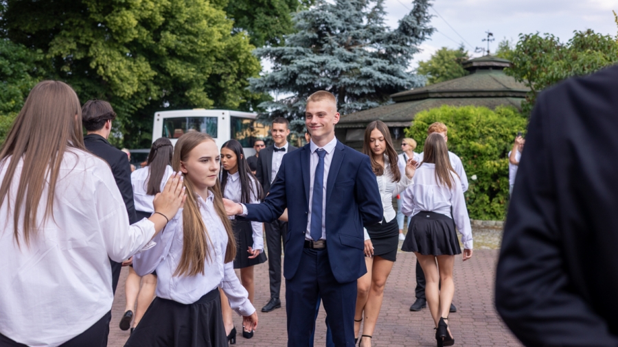Komers SP 1 we Wschowie. Poloneza zatańczyło ponad 70 ósmoklasistów [ZDJĘCIA]