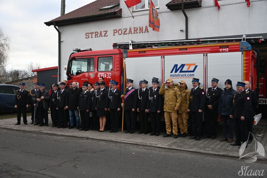 Nowy wóz strażacki przekazany. Druhowie z OSP Krzepielów marzyli o nim od dawna