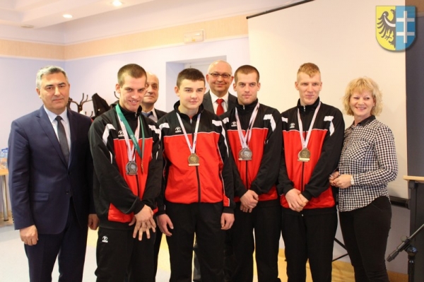 Sportowcy SOSW we Wschowie na sesji Rady Powiatu Wschowskiego
