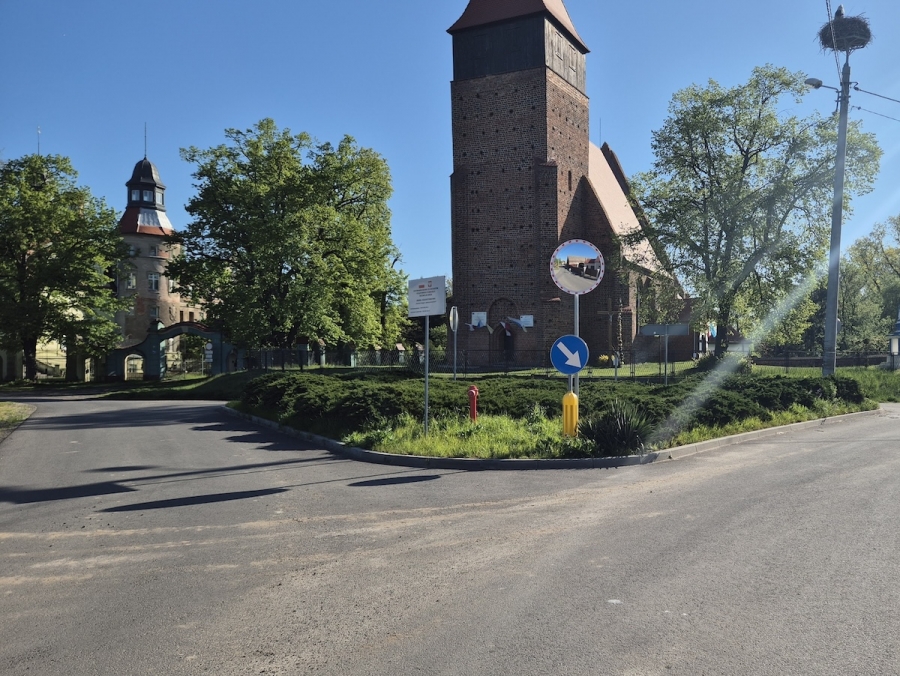 Bezpieczniej na drogach gminnych. Nowe elementy chronią pieszych i kierowców