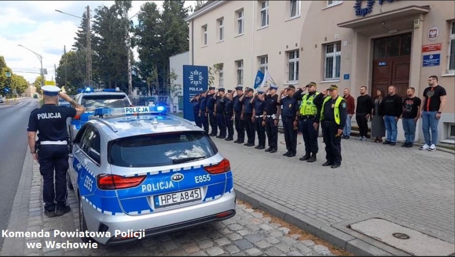 Przed siedzibą KPP Wschowa oddali hołd sierżantowi Sitkowi. „Cześć Jego Pamięci!”