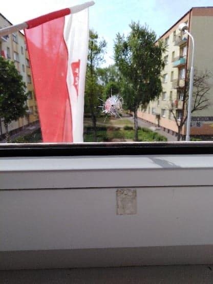 Ktoś strzelał do plakatu wyborczego prezydenta Andrzeja Dudy (foto)