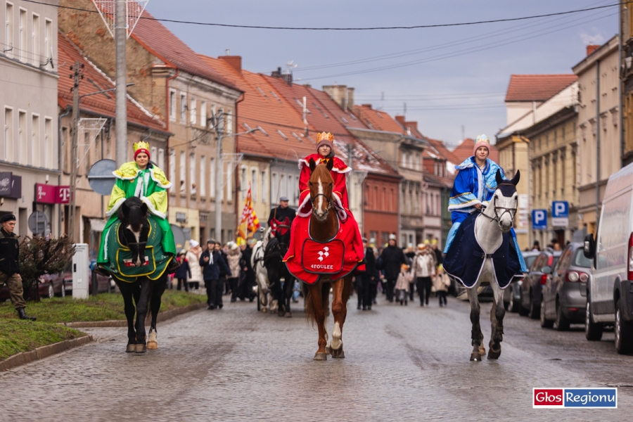 Trzej Królowie na ulicach Wschowy. Święta Rodzina w karocy, setki mieszkańców w koronach [ZDJĘCIA]