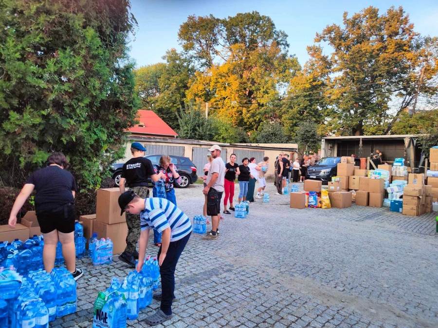 Pakują, ładują, pomagają. I LO Wschowa w akcji dla powodzian [FOTO]