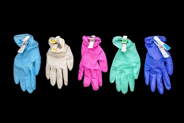 Jak bezpiecznie zdjąć rękawiczki jednorazowe? (video)