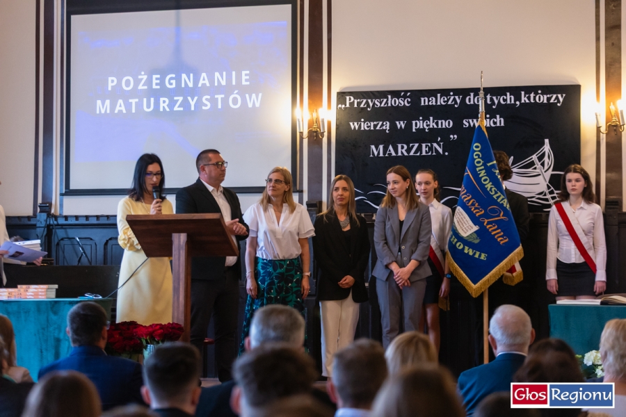 Maturzyści z „Zana” pożegnali szkołę. Były wzruszenia, wyróżnienia i podziękowania [ZDJĘCIA]