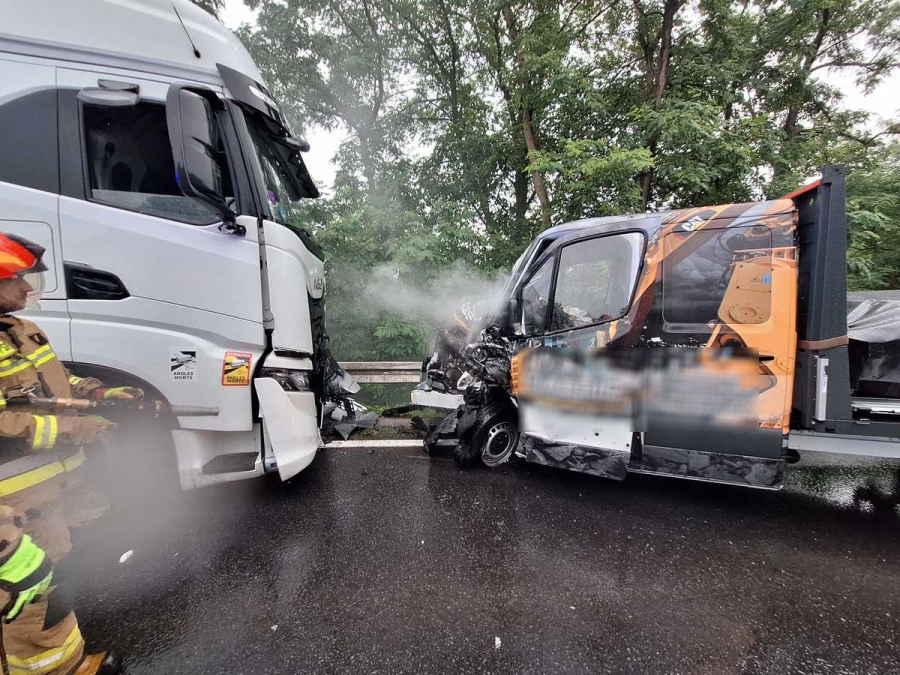 Czołówka na wiadukcie we Wschowie. Droga krajowa była zablokowana [FOTO]