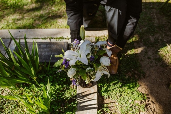 Orchidea, róża czy anturium – które kwiaty na cmentarz wybrać?