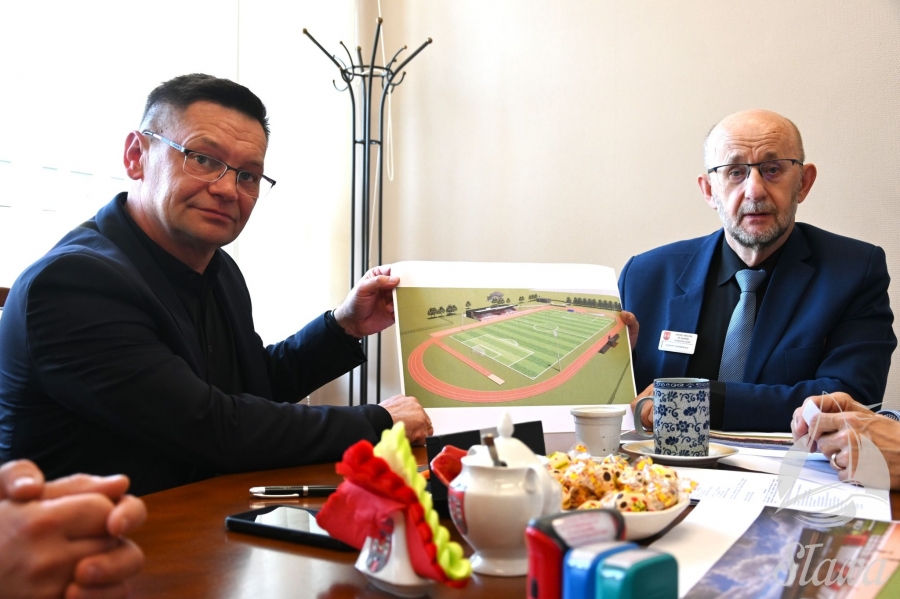 Przebudowa Stadionu Miejskiego w Sławie ma zakończyć się za 17 miesięcy. Burmistrz właśnie podpisał umowę