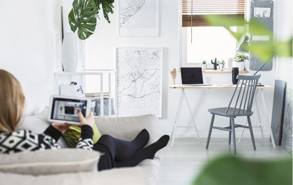 Jak urządzić domowe biuro? 3 proste kroki do efektywnej i ładnej strefy roboczej.