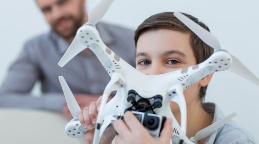 Dlaczego dron to dobry prezent dla dziecka?
