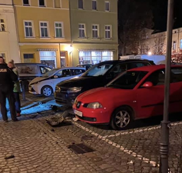 Zniszczone samochody na parkingu. Sprawca uciekł!  [ZDJĘCIA]