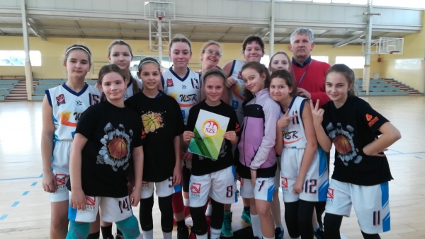  Zmagania  młodych koszykarek z SP1 Wschowa