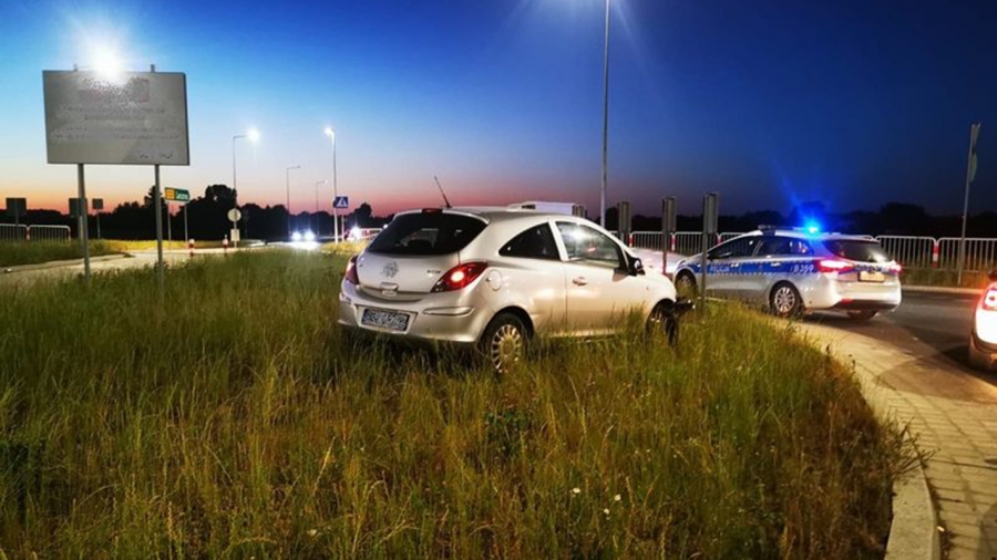 Pijana uderzyła w znak na rondzie w Górze. 32-latka wydmuchała ponad 2 promile