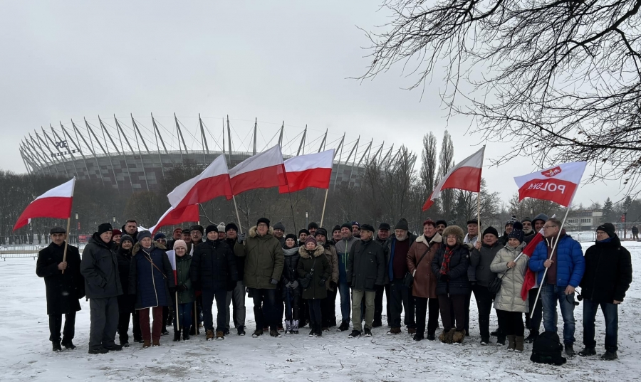 Lokalni sympatycy PiS już w stolicy. Wezmą udział w „Proteście Wolnych Polaków” (FOTO)