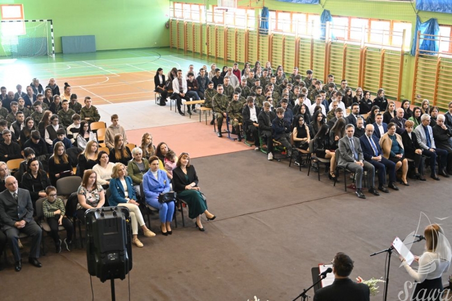 ZSP Sława: Oficjalne pożegnano maturzystów i przekazano nowy sztandar