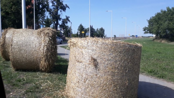 Kto zgubił bele ze słomą?