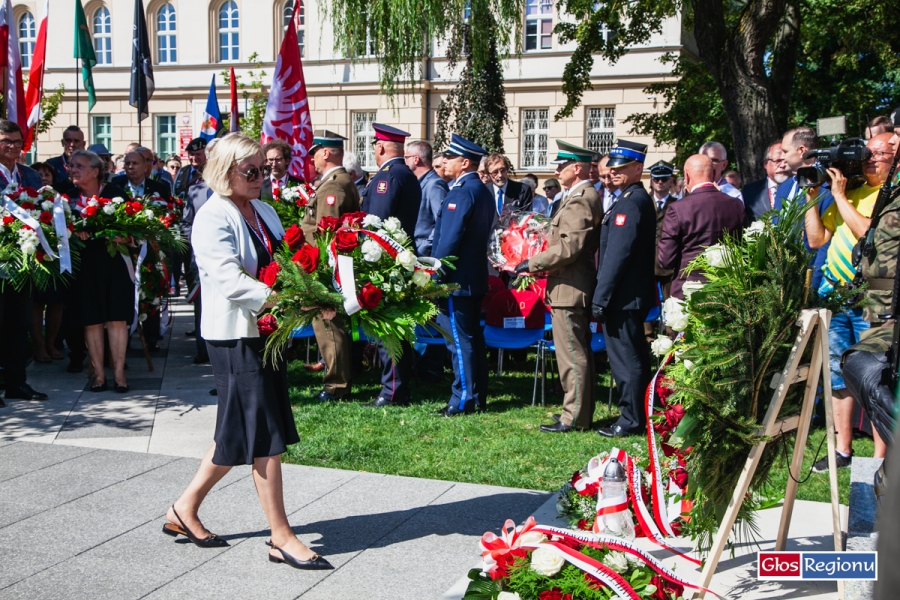 Pomnik Ofiar Zbrodni Wołyńskiej odsłonięty. Gośniowska-Kola: „Mamy obowiązek pamiętać!”