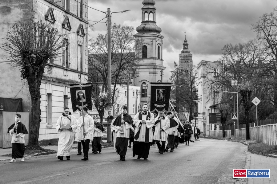 Wschowa pożegnała ks. prałata Zygmunta Zająca. Przez miasto przeszła procesja żałobna (FOTO)