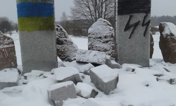 Zniszczony pomnik w Hucie Pieniackiej