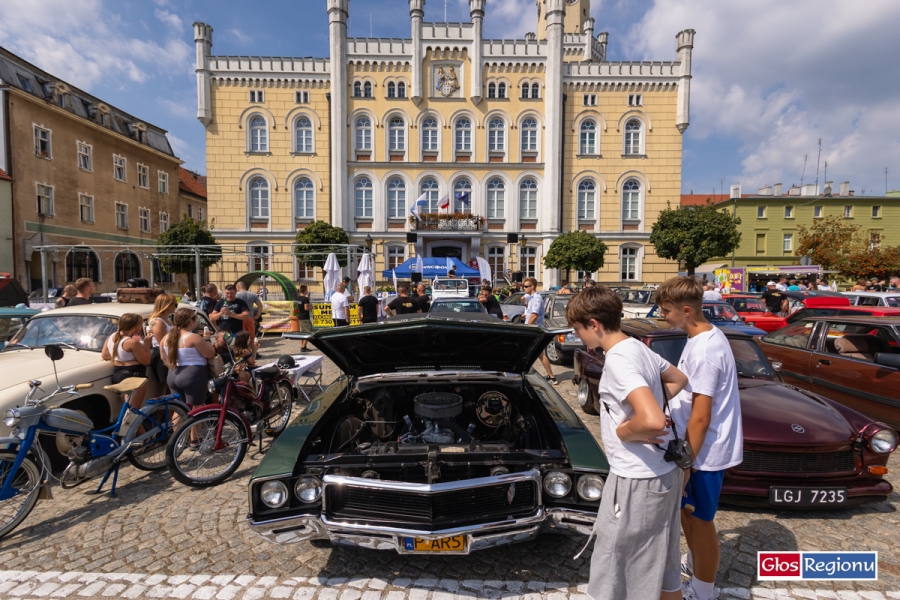 Klasyczne pojazdy znów na wschowskim rynku. Retro Rynek pamięci „Tivisa” [FOTO]