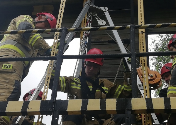 Ćwiczenia z zakresu ratownictwa wysokościowego strażaków KP PSP Wschowa [ZDJĘCIA]