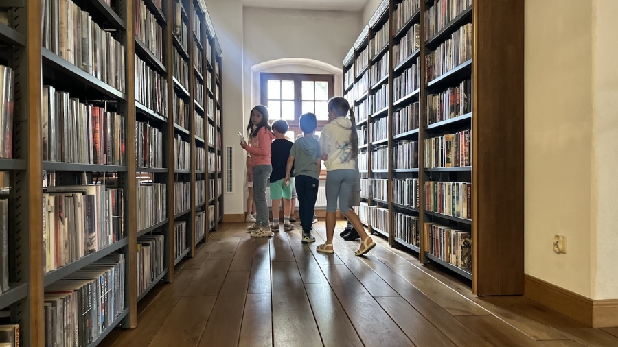 Tajemnicze zniknięcie w bibliotece. Dzieci na tropie szklanego pantofelka
