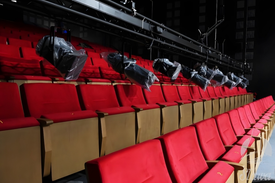 Fotele i oświetlenie już na sali widowiskowej w Sławie. Mieszkańcy: „Czekamy na pierwszy seans” (FOTO)
