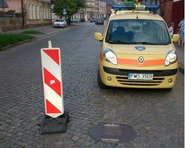 Słupki zabezpieczają niebezpieczne miejsca na drodze