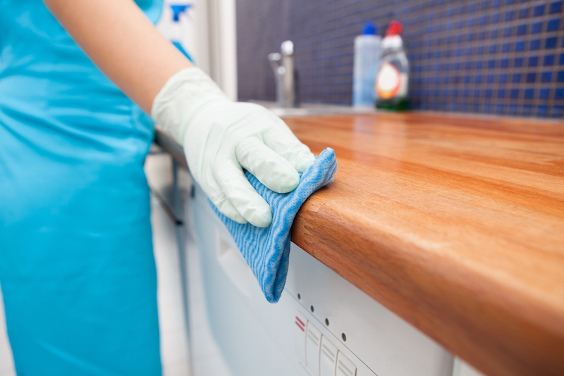 Efektywne sprzątanie mieszkania, czyli jak sprawnie zrobić gruntowne porządki?