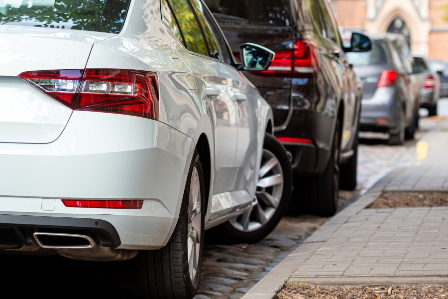 Samochody z funkcją automatycznego parkowania – przegląd modeli, które faktycznie „parkują same”