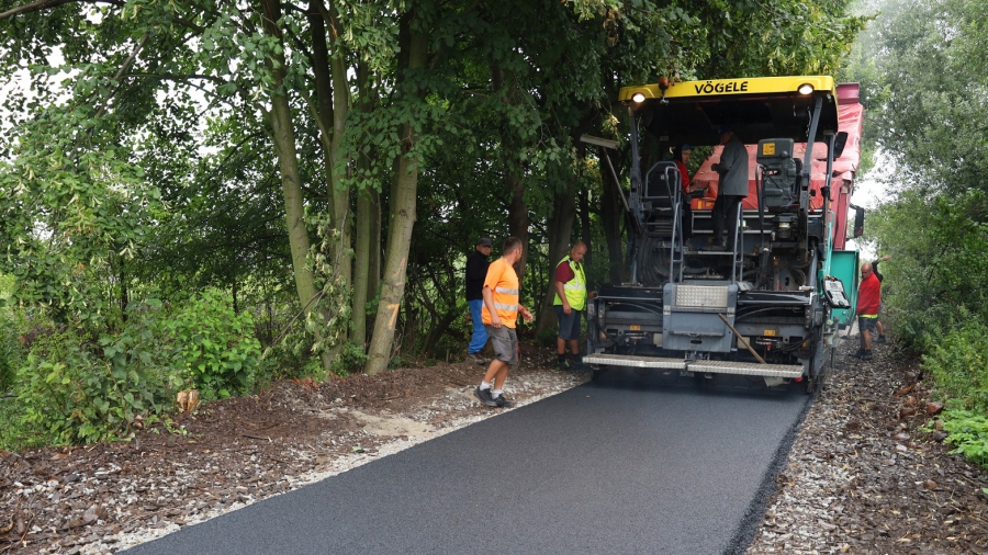 Trasa na nieczynnej linii kolejowej nabiera kształtu. Trwa układanie asfaltu [FOTO]