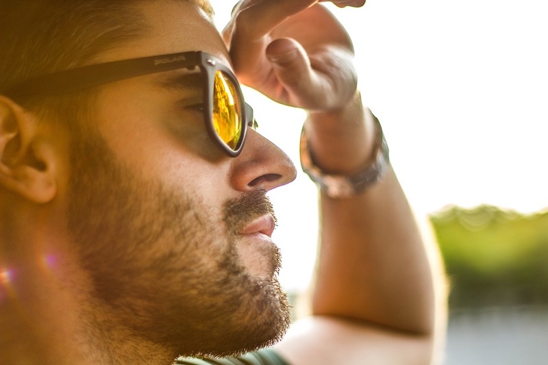 Męskie okulary przeciwsłoneczne – jak wybrać idealne dla siebie?