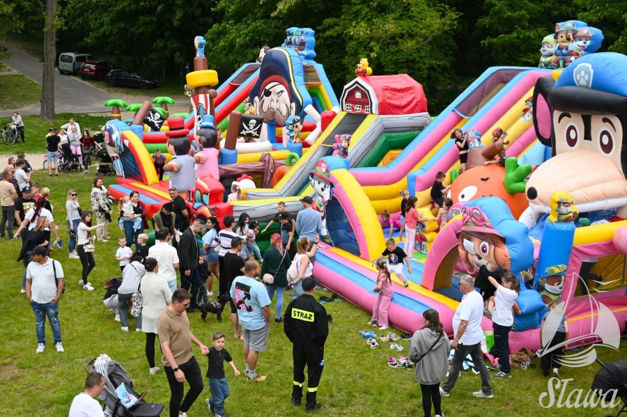 Rodzinny Piknik na sławskiej plaży. Mieszkańcy świętowali Dzień Mamy i Dziecka