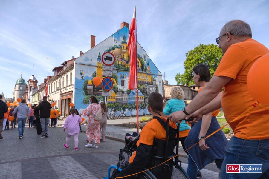 Pomarańczowy korowód przeszedł ulicami Wschowy. „Siła tkwi w różnorodności” [ZDJĘCIA]