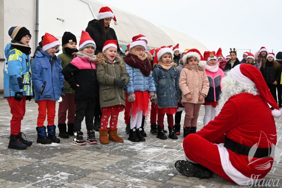 Orszak Mikołaja dotarł do Krzepielowa i Starego Strącza. Mikołaj odwiedził też przedszkolaki ze Sławy (ZDJĘCIA)