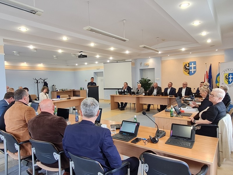 XLI Sesja Rady Powiatu Wschowskiego: Sprawozdanie z prac w okresie międzysesyjnym oraz ważne uchwały