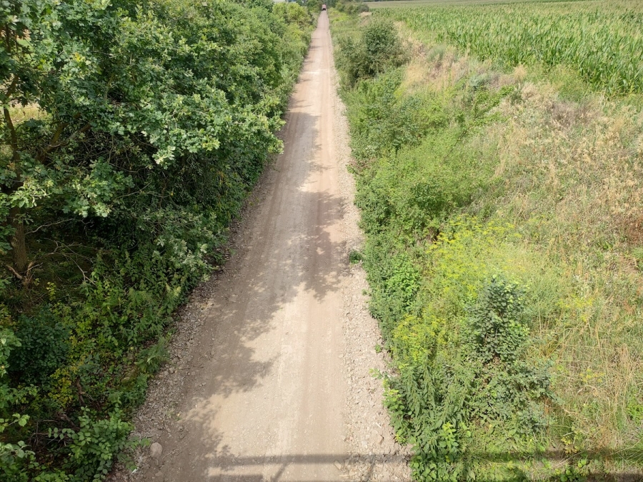 Powstaje ścieżka rowerowa na trasie dawnej kolei. Wykonawca układa już podbudowę