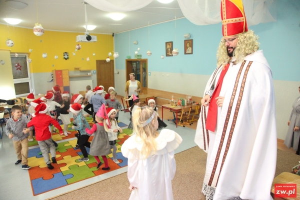Wizyta biskupa Miry w przedszkolu