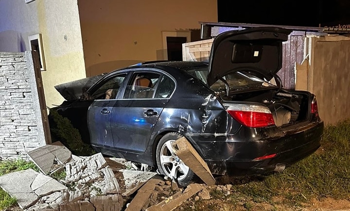 Pijany kierowca BMW uderzył w dom w Boszkowie. Miał ponad 3 promile alkoholu