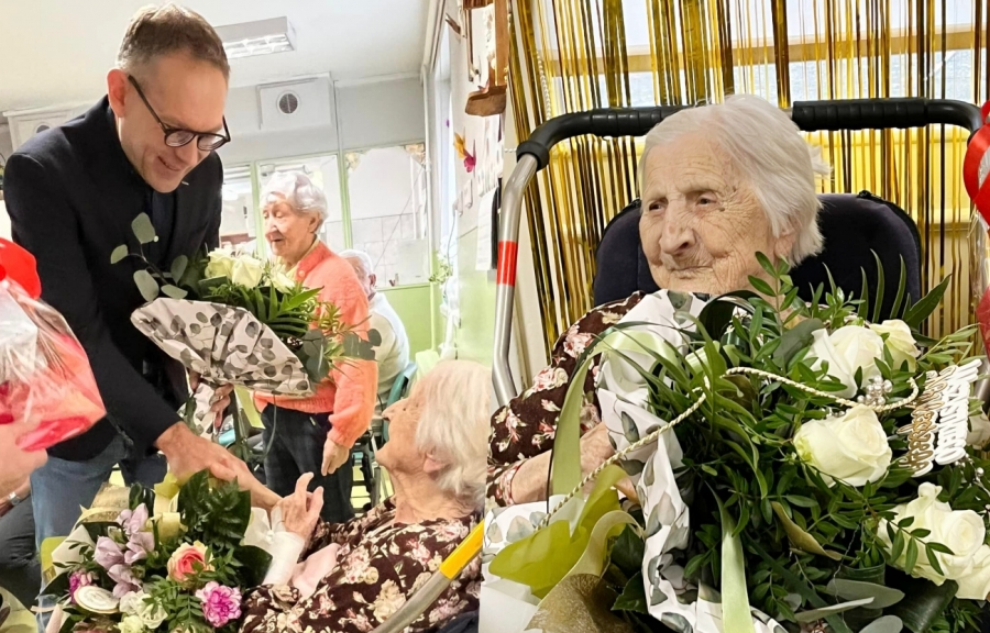 Pani Janina z Tylewic skończyła 100 lat. Bukiet kwiatów z najlepszymi życzeniami wręczył jej sam burmistrz