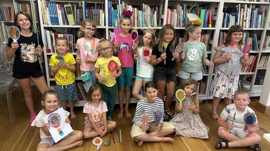 Baśniowy świat ożył we wschowskiej bibliotece. Dzieci stworzyły magiczne rekwizyty
