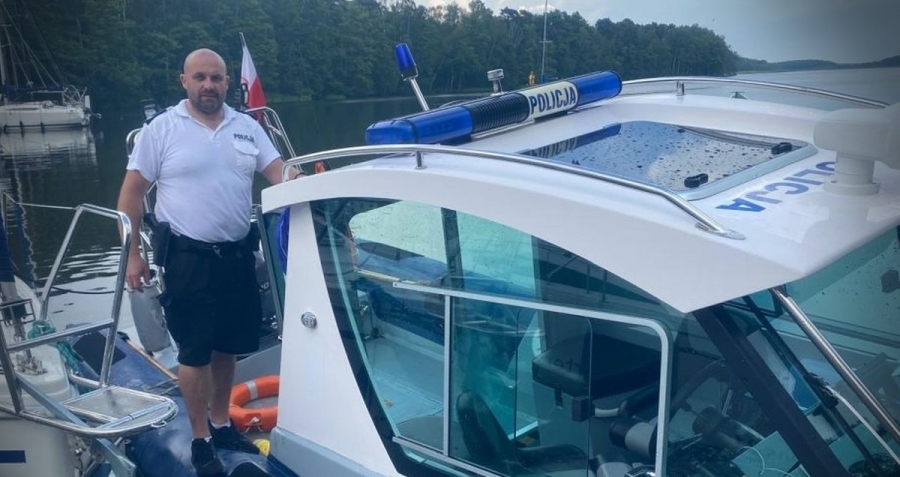 Dramatyczne chwile na Jeziorze Sławskim. Policyjny wodniak uratował rodzinę z przewróconej żaglówki